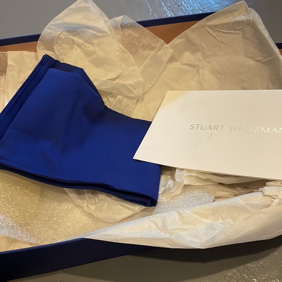 The KRISTINA Stuart Weitzman Boot in 5.5 (runs big! fits 6+) lug sole - Picture 6 of 10